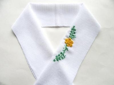 おしゃれ夏半衿 手刺繍 イエロー花 白 Haru キモノコモノ ハルキモノコモノ