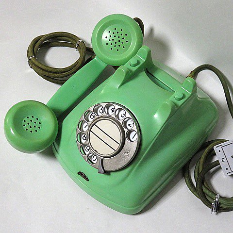 昭和初期昭和30年40年代の黒電話が欲しい、昭和の昔の黒電話を探しています、という方へ。動作保証付き・説明書同封です。NTTダイヤル回線で送受信可能です。　 すぐに使えるダイヤル式黒電話（電電公社ダイヤル式）卓上４号機　コードも全て新品交換済み　モジ&