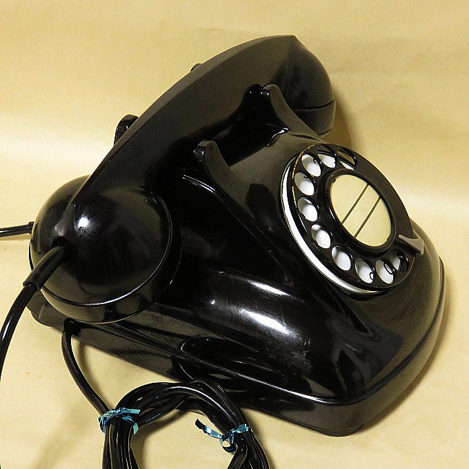 昭和初期年代昭和30年40年代の黒電話が欲しい、昭和の昔の黒電話を探しています、という方へ。動作保証付き・説明書同封です。NTTダイヤル回線で送受信可能です。　 すぐに使えるダイヤル式黒電話（電電公社ダイヤル式）卓上４号機　コードも全て新品交換済み　モジ&