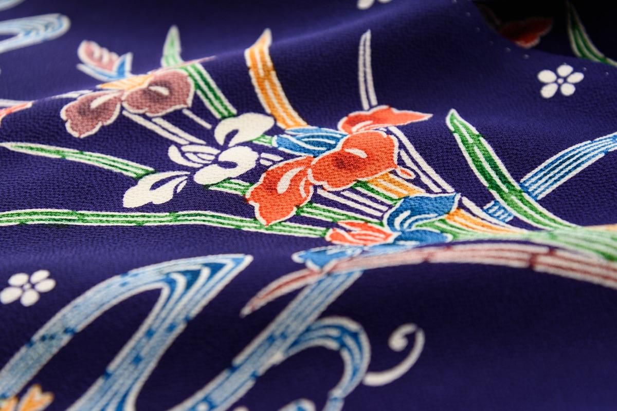 紺地 菖蒲に流水 花咲く山など - からん::アンティーク着物