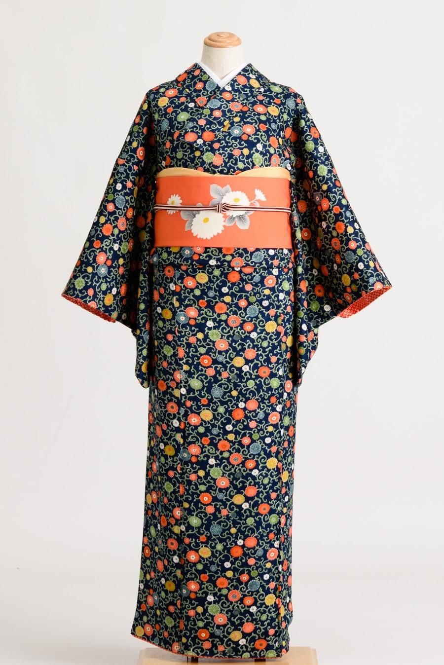 美品未着用 正絹 袷 着物“ヌーディーカラーで満開の唐草菊♪”色無地 K-90 着物 袷 唐草 深緑 オリジナルきもの 色無地風 ポリエステル