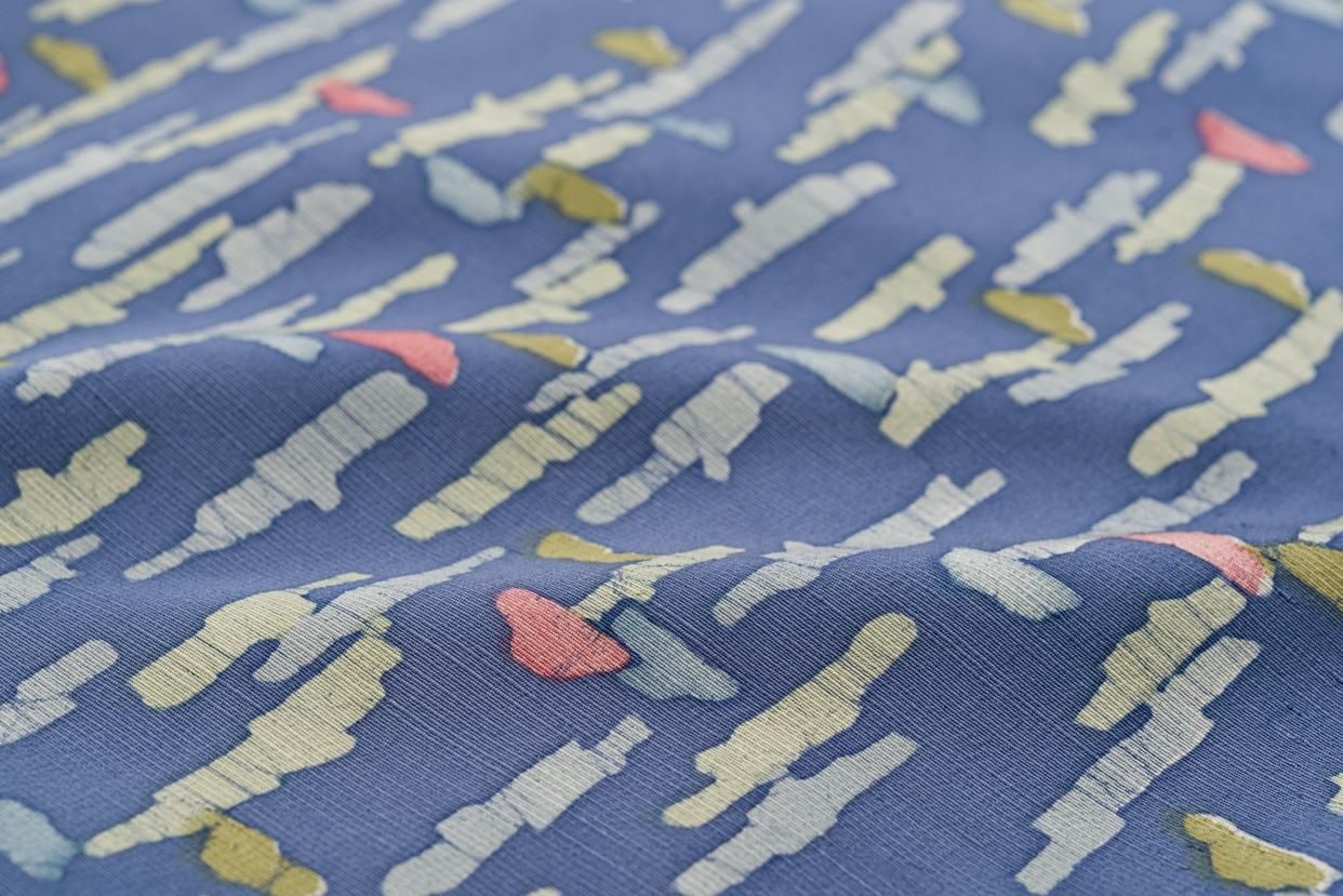 黒地 手織り小千谷紬 飛び柄モダン 地空き おしゃれな炭黒地の八掛 抽象