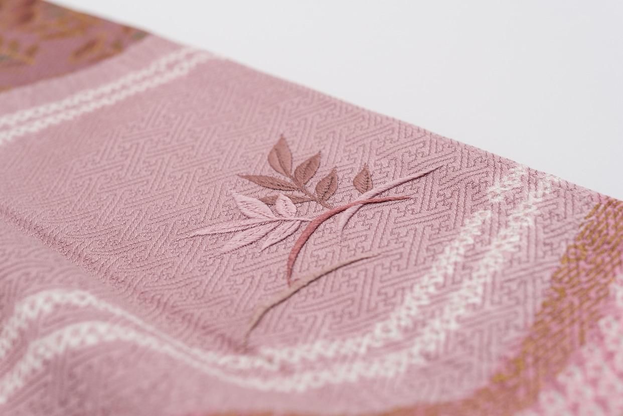 専用品　総刺繍絞りの訪問着 総絞り 白 訪問着 刺繍入り リメイク品などへ - メルカリ