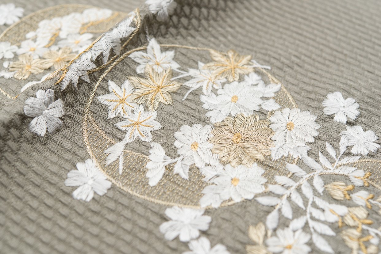 新品帯揚げ 刺繍 丸に花 銀鼠 - からん::アンティーク着物・リサイクル 