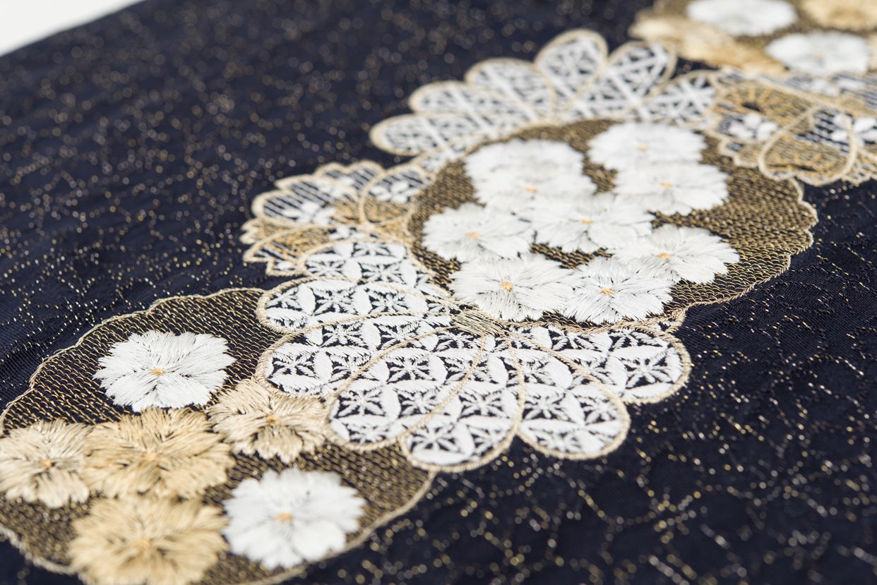 新品帯揚げ 刺繍 雪輪に八重桜 黒 - からん::アンティーク着物