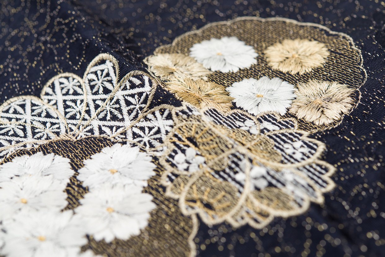 新品帯揚げ 刺繍 雪輪に八重桜 黒 - からん::アンティーク着物