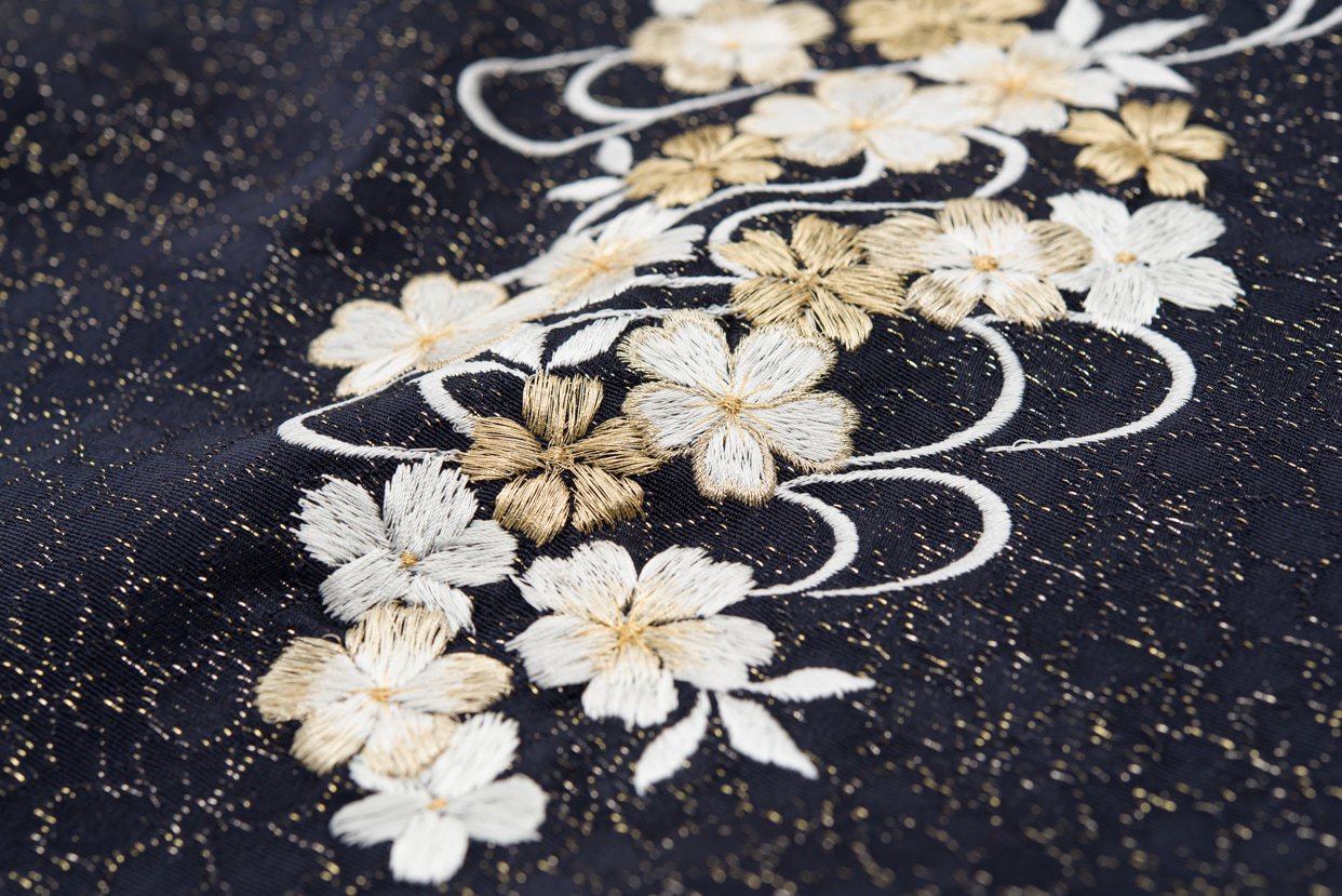 新品帯揚げ 刺繍 桜流水 黒 - からん::アンティーク着物・リサイクル 