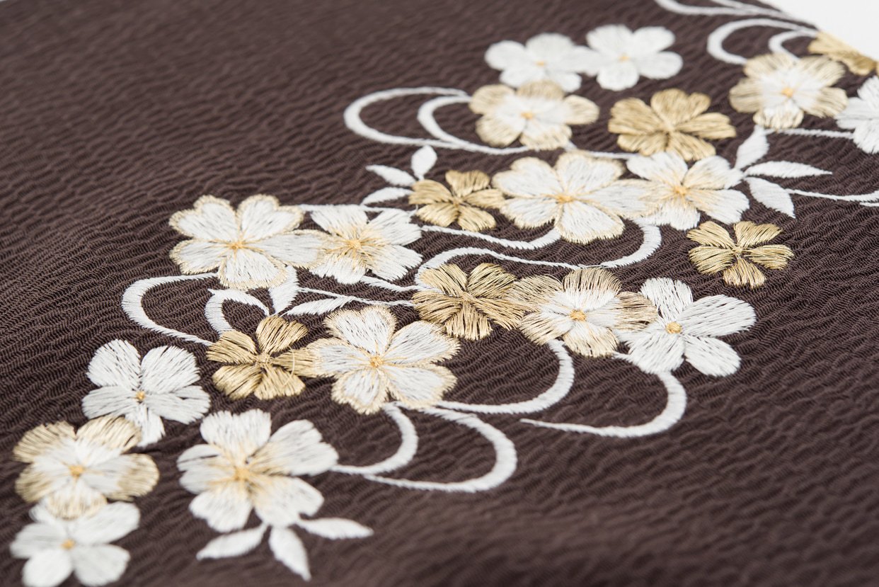 新品帯揚げ 刺繍 桜流水 黒鳶 - からん::アンティーク着物・リサイクル