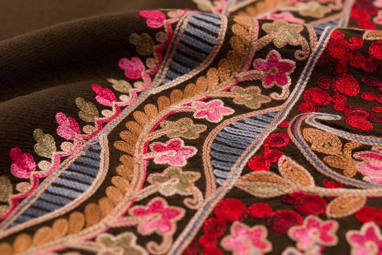 ウール100％大判ショール カシミール刺繍 小花や葉 - からん