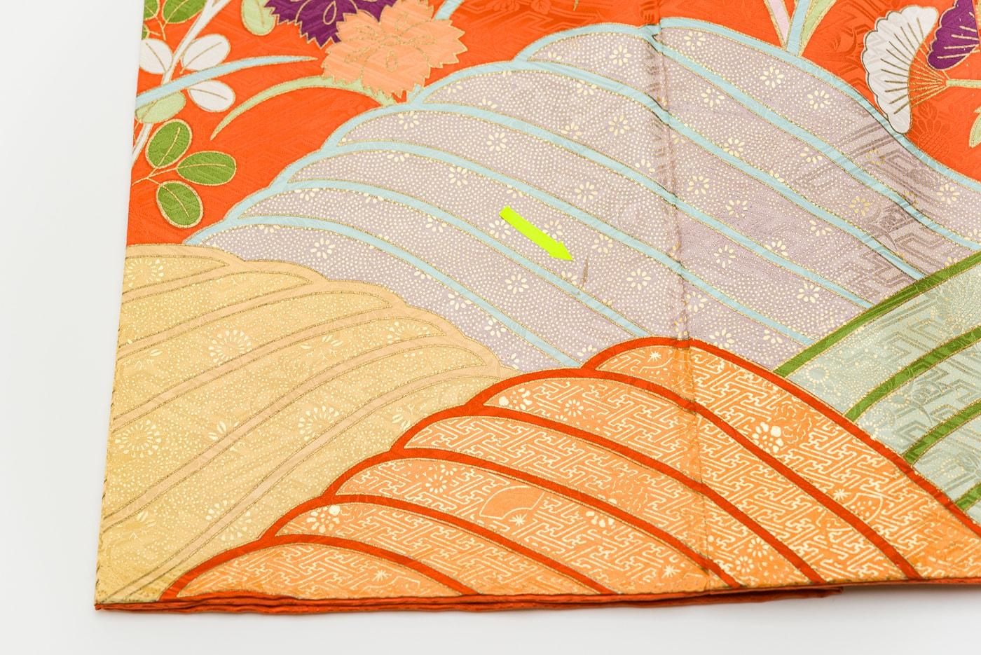 振袖 金彩の波と秋草模様 - からん::アンティーク着物