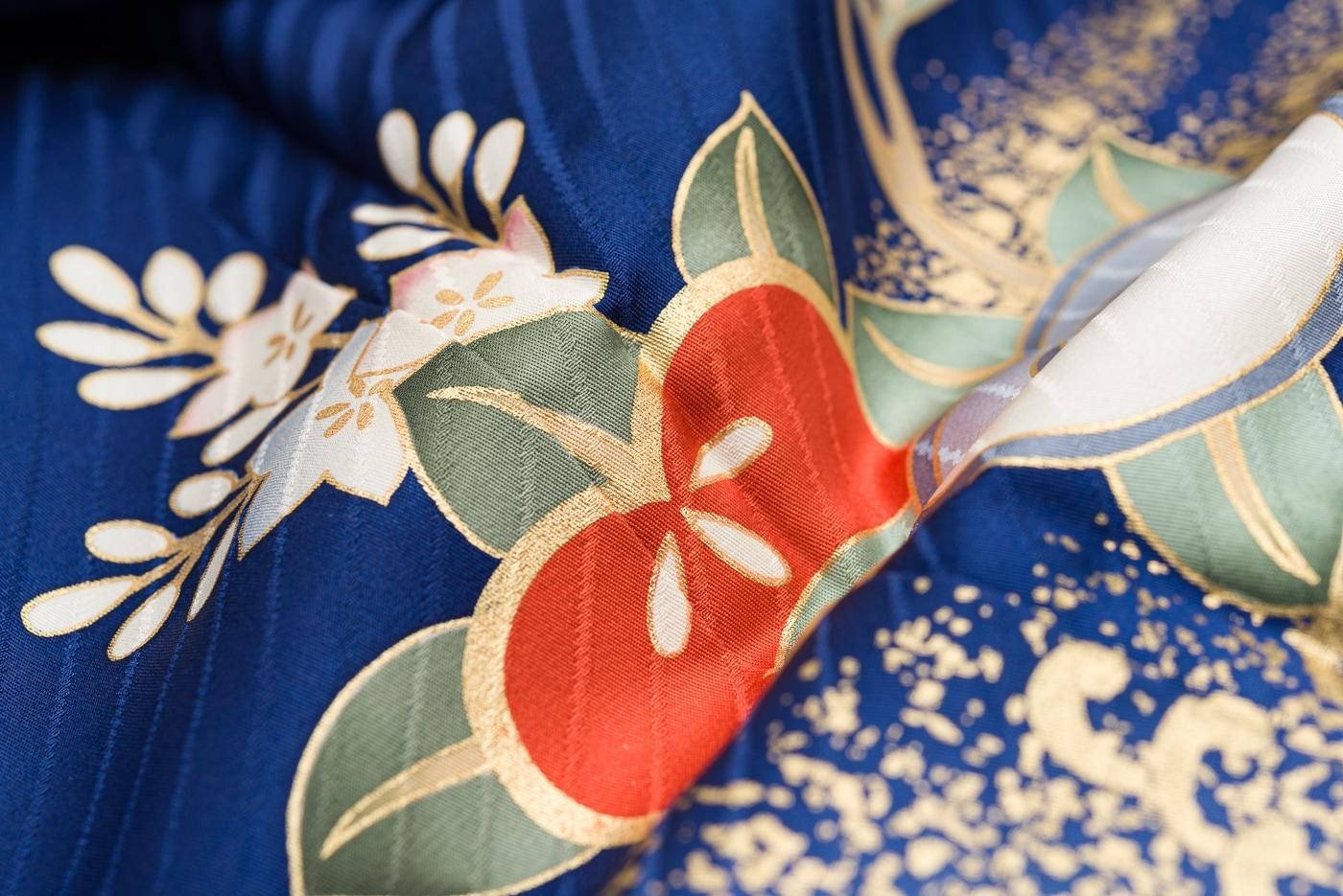 振袖 藤と橘 金の流水 裄長 - からん::アンティーク着物・リサイクル