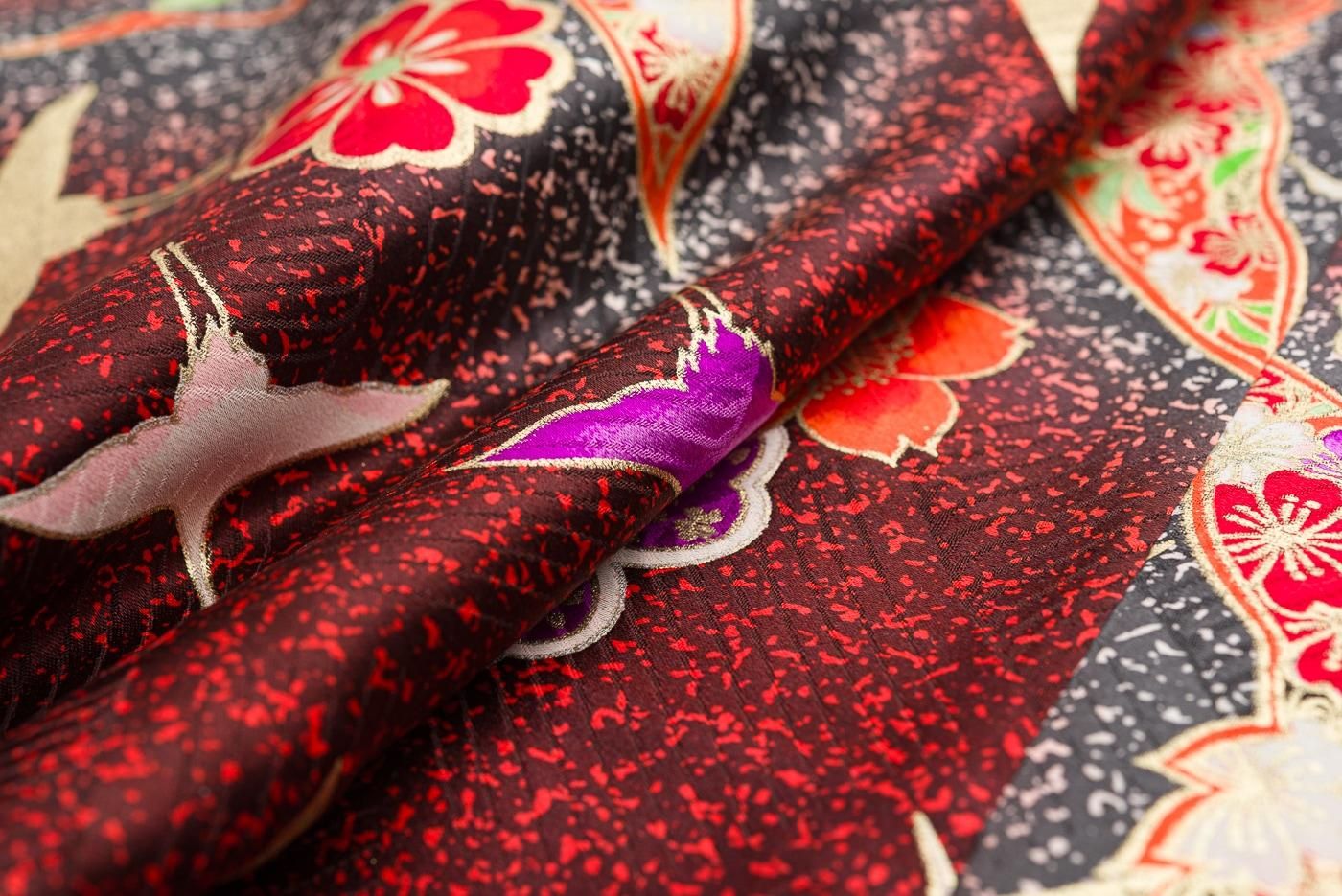 伝統的な赤い着物 鶴と桜 伝統的な赤い着物 鶴と桜