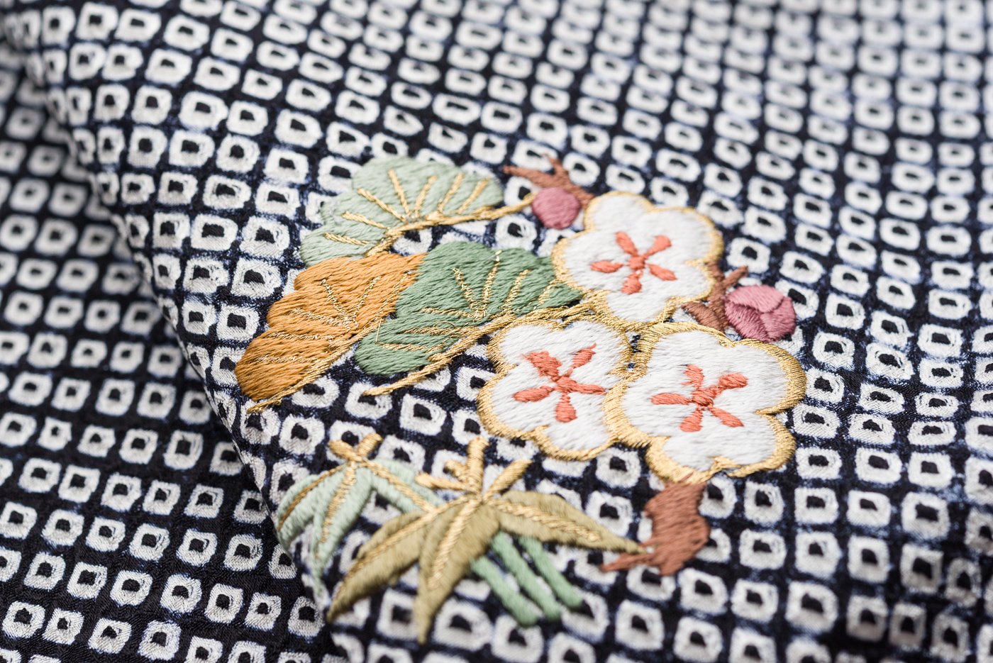 売り切れ】刺繍付け下げ 総絞り 松竹梅 - からん::アンティーク着物