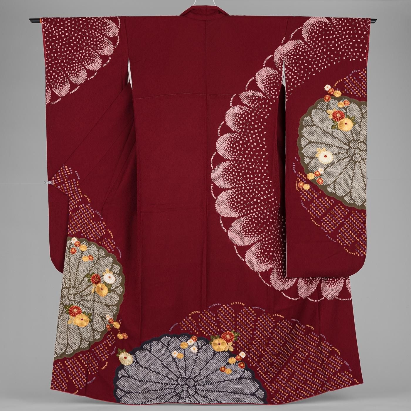美品 本振袖 刺繍 絞り 多色 菊 桜 金彩加工 トールサイズ 身丈166cm 最高級古典柄振袖 滝泰/最高級金彩刺繍絞り友禅 白/金/茶 鞠柄