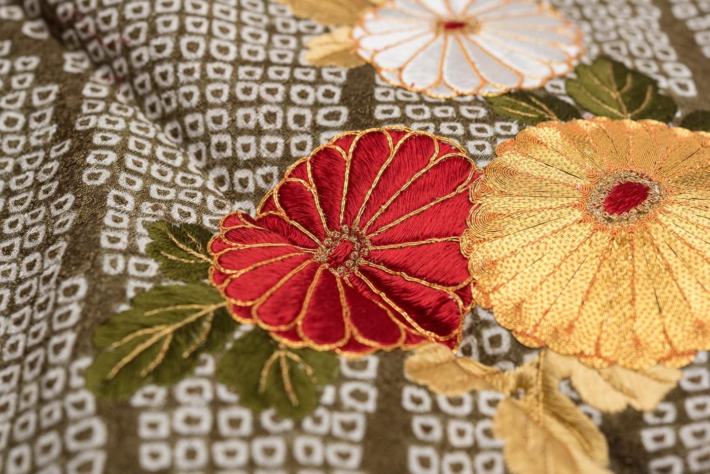 美品 本振袖 刺繍 絞り 多色 菊 桜 金彩加工 トールサイズ 身丈166cm 美品 本振袖 刺繍 絞り 多色 菊 桜 金彩加工 トールサイズ 身丈166cm