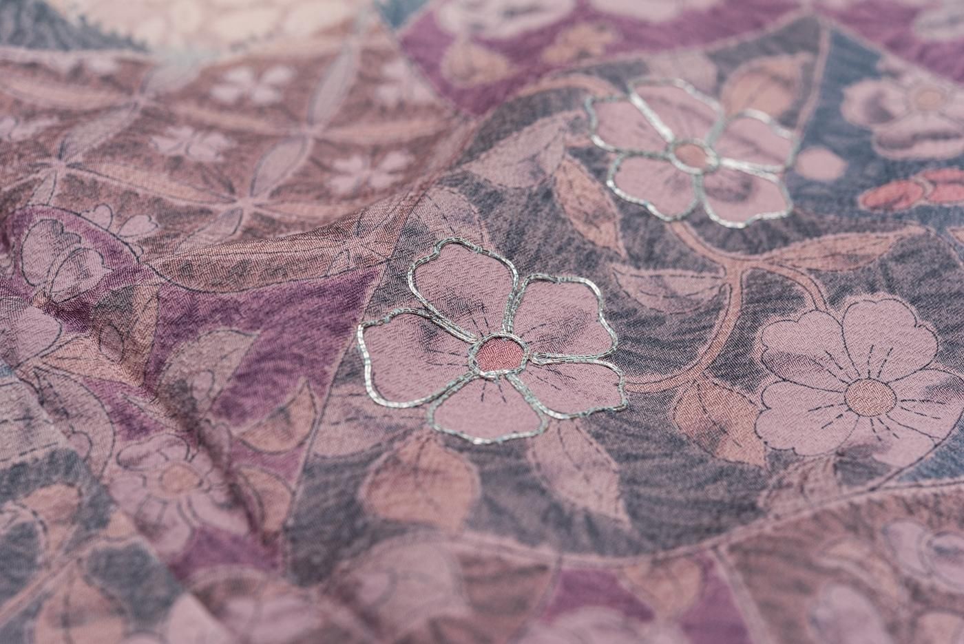 作家物　美しい染めの草花模様　上品なベージュの訪問着 訪問着 霞と辻が花模様 作家物 - からん::アンティーク着物