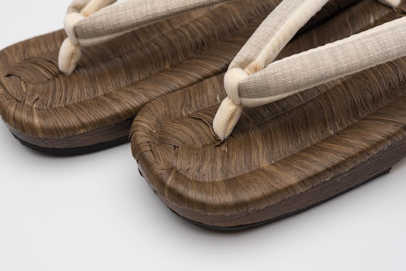 国産桐下駄 カラス畳表 右近 白茶鼻緒 - からん::アンティーク