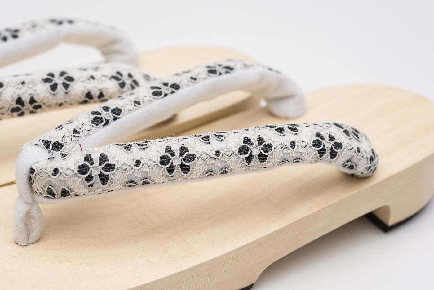 白木の下駄 レース鼻緒 白×黒 - からん::アンティーク着物・リサイクル