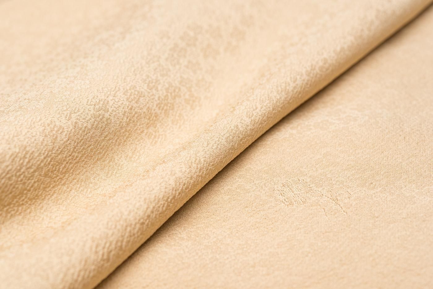 504mi44☆色無地 地紋 植物文 葉 くすんだ辛子色☆美品 新品 さが美謹製 着物“今も昔も変わらぬ想い…和を心得て物語を