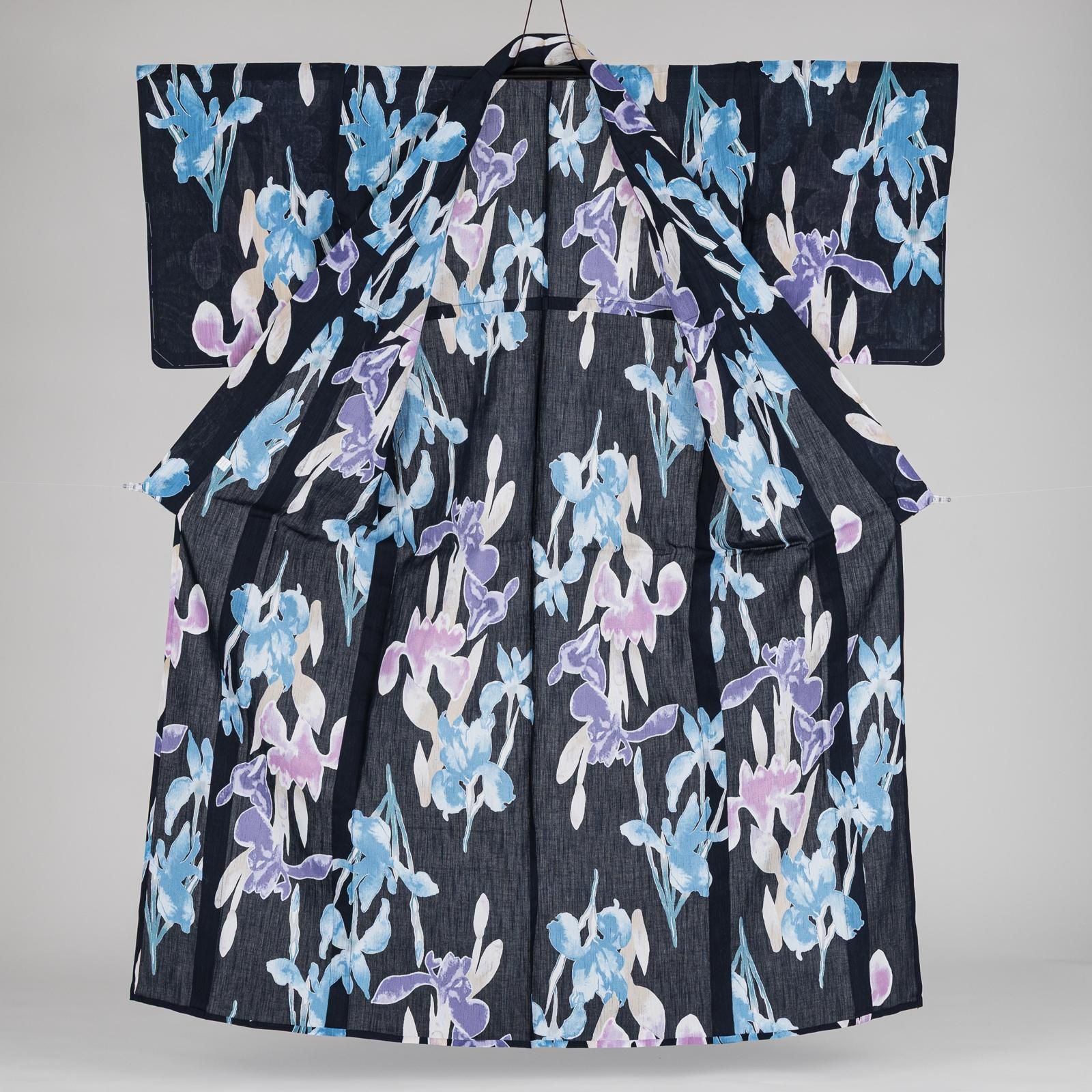 超美品　綿紬　刷毛目紬　本染　浴衣 着物　夏物　159㎝ 　現代 あやめ　紺 KIMONOMACHI （Prices down2）浴衣 レディース 「縞にツバメ 紺