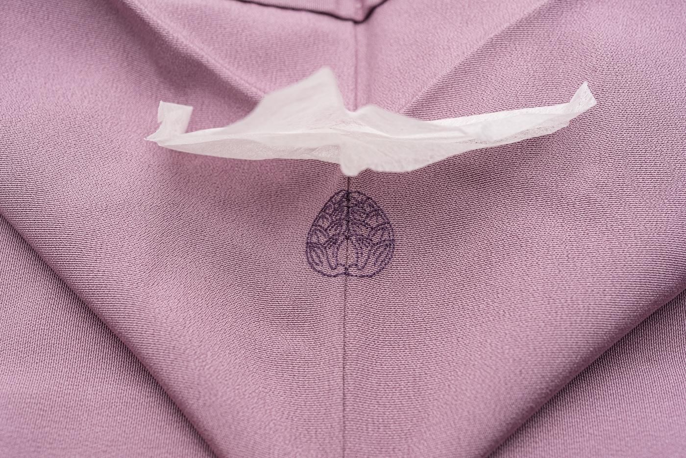 色無地 一つ紋 紅藤色 作家物 - からん::アンティーク着物・リサイクル