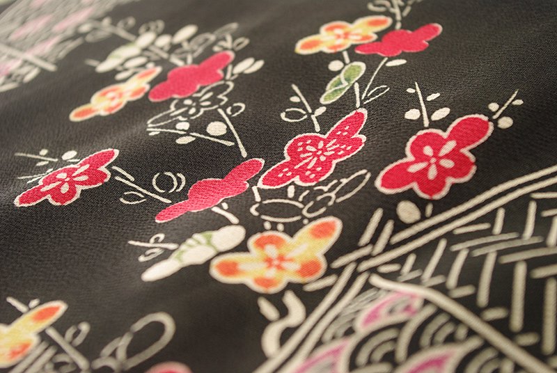 付け下げ小紋 黒地 垣根に梅や菊など - からん::アンティーク着物