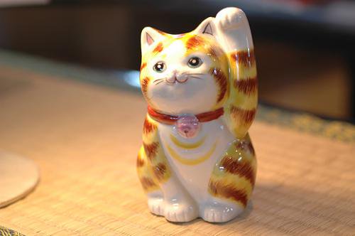 九谷焼 招き猫（黄釉：左手）３．８号 - 九谷焼と工芸品の店 美術工芸