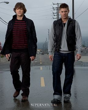スーパーナチュラル：SAM & DEAN WALKING ON WET ROAD PHOTO No.4 - 海外ドラマグッズ専門店エーシープラス