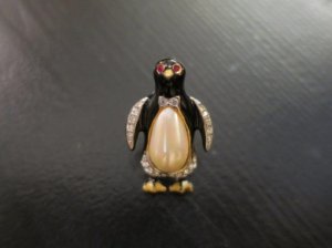 蝶ネクタイのペンギン紳士のブローチ(S7667)