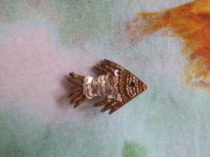インド刺繍 たれ目のお魚ブローチ（S7841-2）