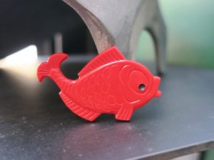 ソビエト　プラスチックの赤いお魚ブローチ（8125-1）