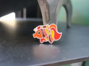 ソビエト　小さなマルチカラーのお魚ブローチ（8125-4）