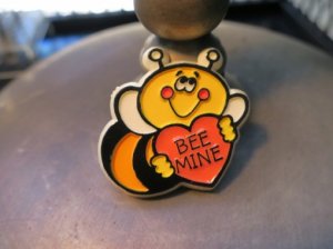バレンタイン　ハートを抱えたミツバチのブローチ（S8359-8）