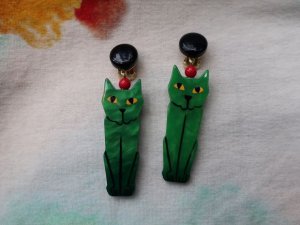 Pavone　しゅっとした緑の猫のイヤリング（S8837）