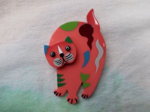 Pavone　アートなピンクの猫のブローチ（S8836）