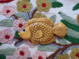 ベークライト　黄色い魚のブローチ（S8214）