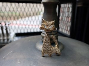 釣り目猫のラインストーンブローチ（S8855）
