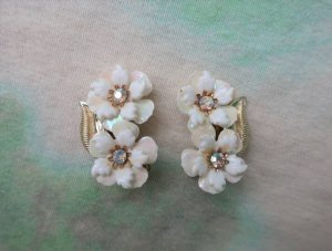CORO　白いお花のイヤリング（S8895）