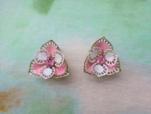 ピンクと白の透かしお花のイヤリング（S8885）