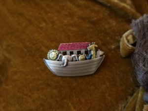 JJノアの箱舟のブローチ（S9040）