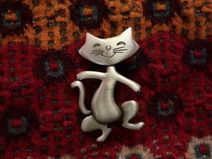 JJ　ニコニコ歩く猫のブローチ（S9087）