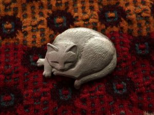JJ　すやすやと眠る猫のブローチ（S9088）