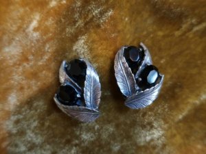 Elsa Schiaparell シルバーリーフ＆ブラックグラスのイヤリング（S9021）