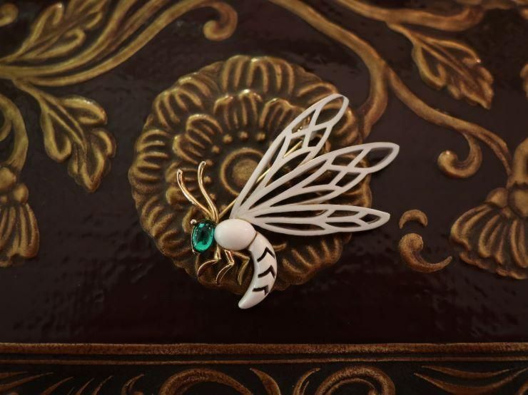 trifari ホワイトエナメル蜂のブローチ（S9130） - bellecapri