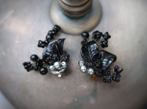 西ドイツガラスビーズとプラスチックの黒いお花のイヤリング(S9122-4)