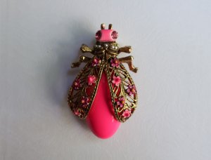 ART  ピンク色の花咲く虫のブローチ（S9156）