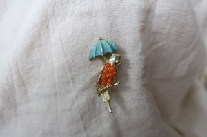 傘をさしたインコのちいさなブローチ（S9211)