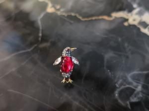 <img class='new_mark_img1' src='https://img.shop-pro.jp/img/new/icons12.gif' style='border:none;display:inline;margin:0px;padding:0px;width:auto;' />trifari アルフレッドフィリップペンギンのブローチ（S9547）