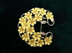 黄色いお花のムーンブローチ（S4538)