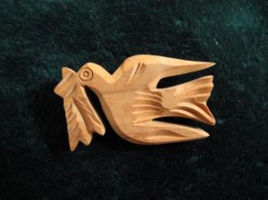幸せを運ぶ木彫りの鳥ブローチ（S5211-2）